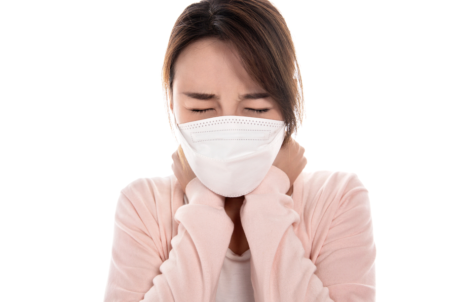 生病的青年女人戴口罩 生病的青年女人戴口罩