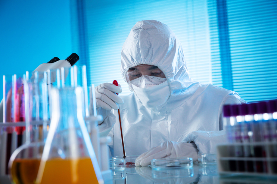 医学专家做科学试验图片