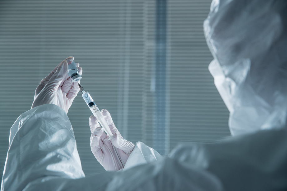 穿防护服的医生拿着注射器图片 穿防护服的医生拿着注射器图片