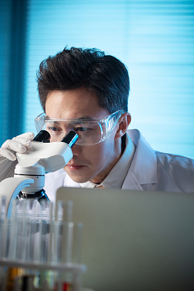 科学家在实验室里做科学实