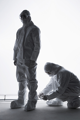 医生相互协助系鞋带