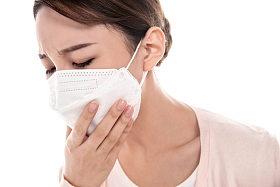 生病的青年女人戴口罩照片