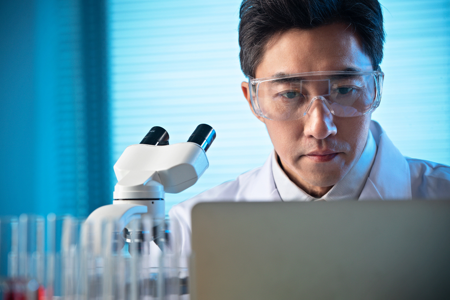 科学家在实验室里做科学实验图片 科学家在实验室里做科学实验图片