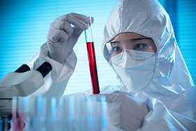 医务工作者做检测化