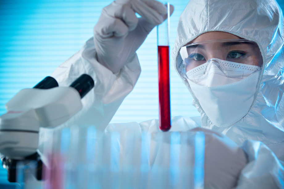 医务工作者做检测化