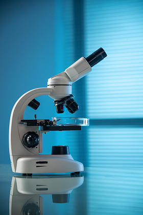 实验室里的显微镜图片