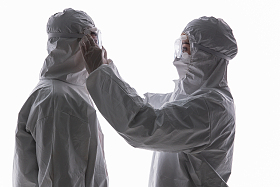 医生相互协助穿防护服照片