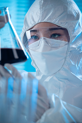 医务工作者做检测化