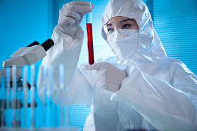 医务工作者做检测化验图片