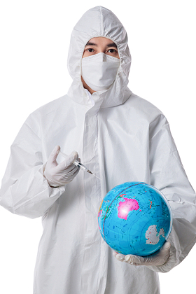 医生拿着注射器和地球