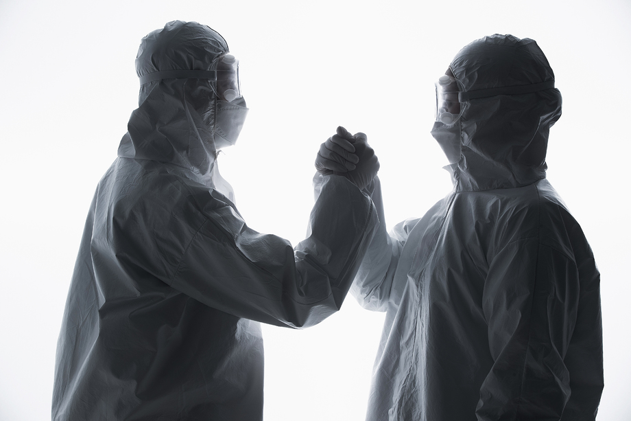 穿防护服的医生相互加油鼓励 穿防护服的医生相互加油鼓励