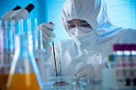 医学专家做科学试验照片