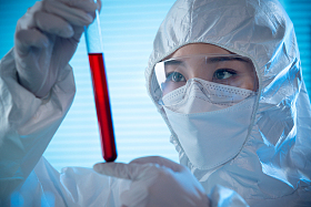 医务工作者做检测化