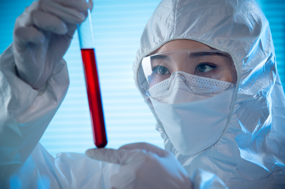 医务工作者做检测化