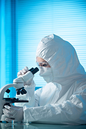 医学专家使用显微镜图片