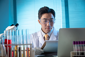 科学家在实验室里做科学实