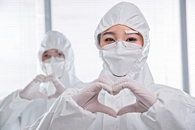 穿防护服的医疗团队