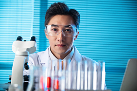 科学家在实验室里做实