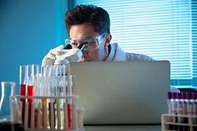 科学家在实验室里做科学实