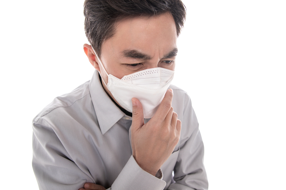 生病的中年男子戴口罩图片 生病的中年男子戴口罩图片
