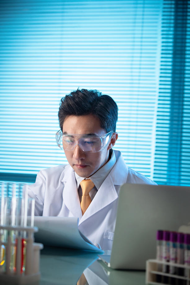 科学家在实验室里做科学实验图片 科学家在实验室里做科学实验图片