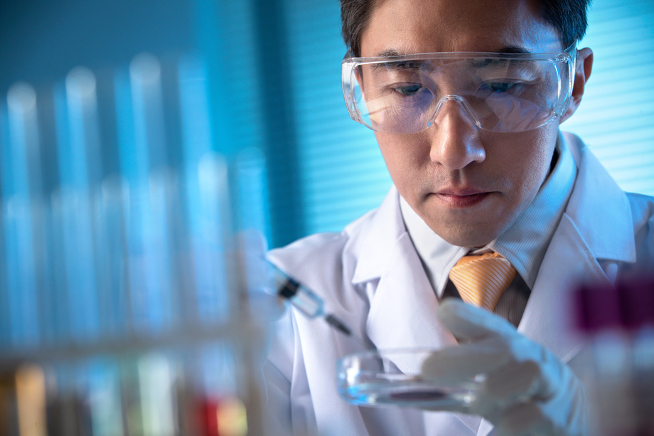科学家在实验室里做实