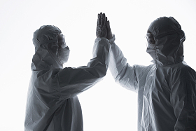 穿防护服的医生相互加油鼓励图片