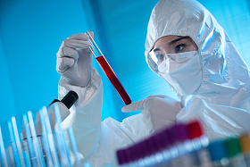 医务工作者做检测化