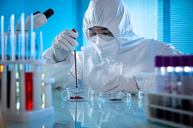 医学专家做科学试验图片