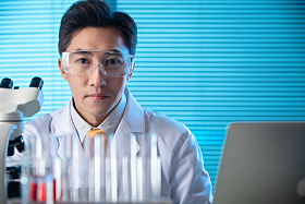 科学家在实验室里做科学实