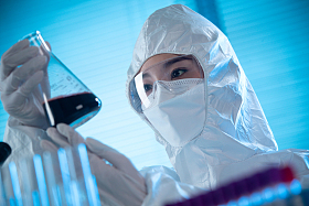 医务工作者做检测化验图片