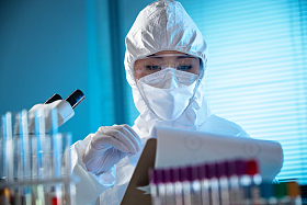 医生查看检测报告照片