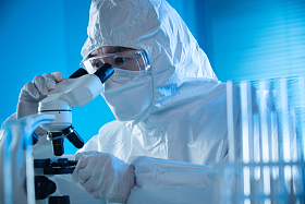 医学专家做科学试验图片