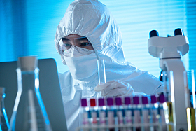 医学专家做检测试验图片