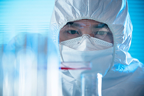 医学专家做科学试