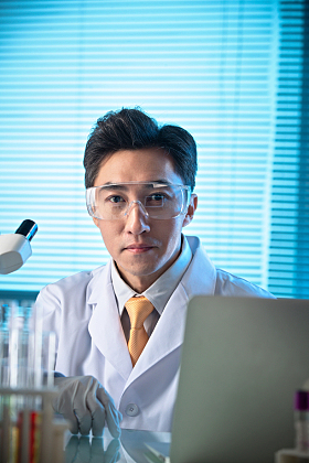 科学家在实验室里做科学实