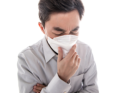 生病的中年男子戴口罩图片