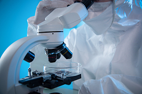 医学专家做科学试