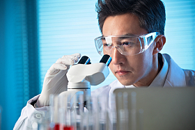 科学家在实验室里做实验图片