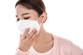 生病的青年女人戴口罩照片