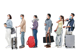 戴口罩排队的旅客图片