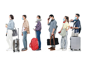 戴口罩排队的旅客