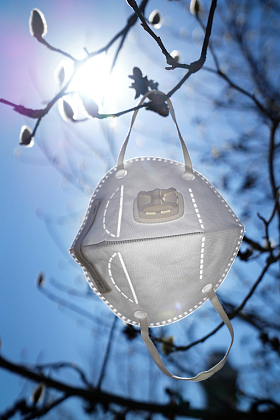 悬挂在树枝上的口罩照片