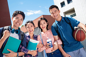 两对大学生情侣在校园里图片