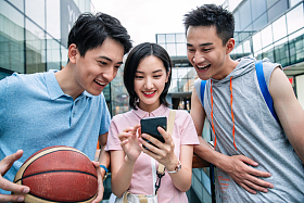 快乐的大学生在户外玩耍