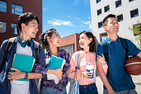 两对大学生情侣在校园里边走边聊