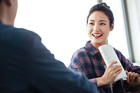 教室里回头讨论学习的大学生图片