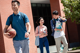 刚下课后的大学生在校园里图片