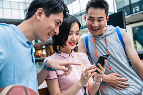 快乐的大学生在户外看手机