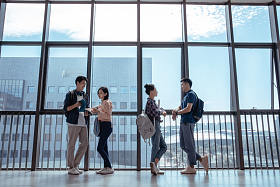 教学楼里大学生靠在窗户前聊天